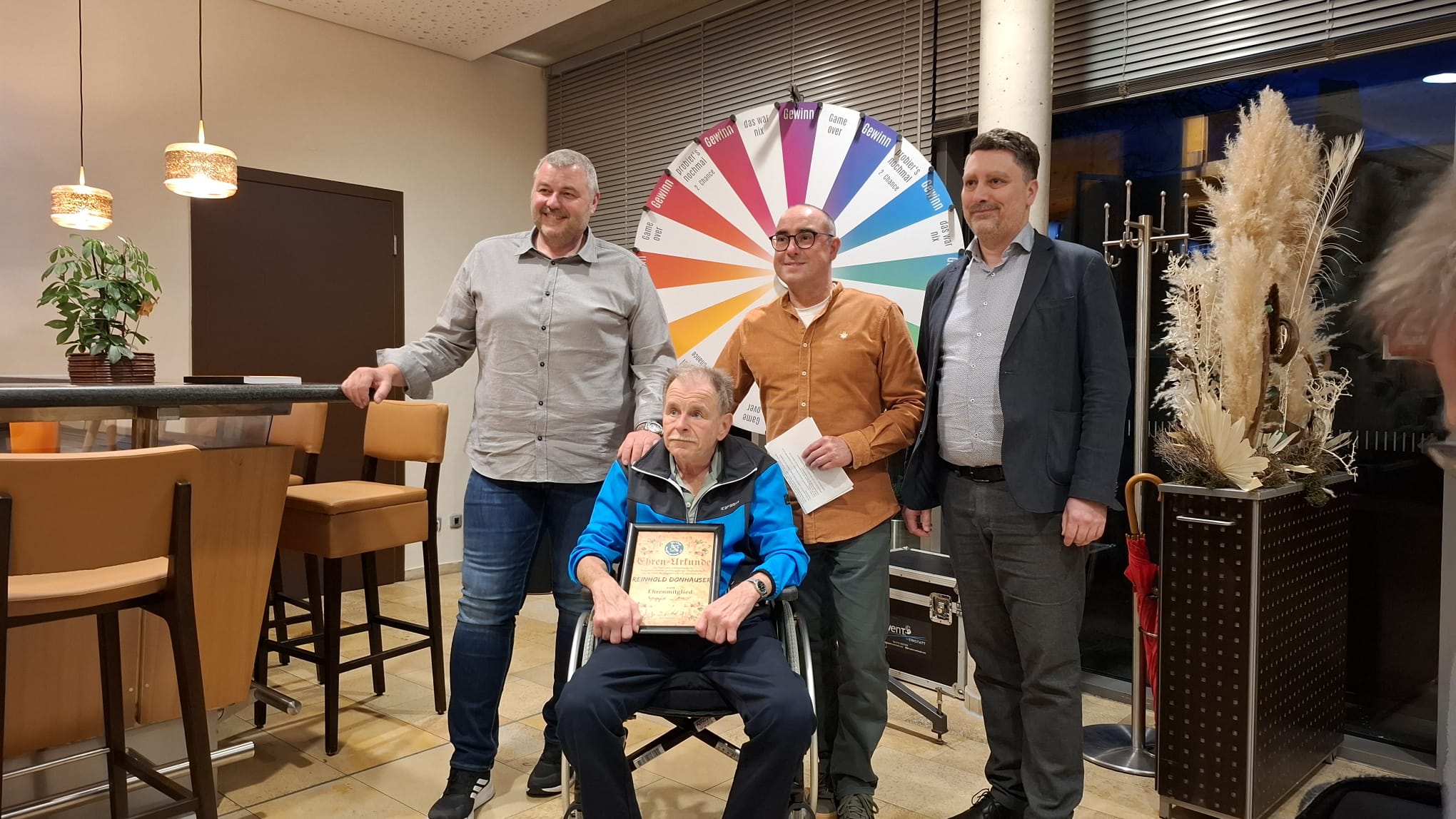 Mehr über den Artikel erfahren Ein Abend des Dankes – SCB ehrt Reinhold Donhauser und blickt auf erfolgreiche Saison zurück